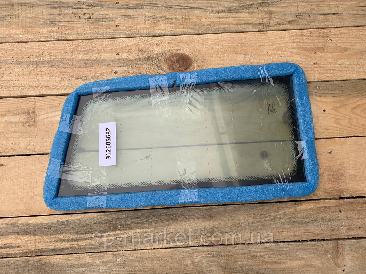 Скло лобове нижнє ліве Komatsu WB93R-2 312605682 WB93R-2, WB97R-2, WB97S-2, WB140-2, WB140PS-2, WB140-2N, WB150-2, WB150AWS-2, фото 1