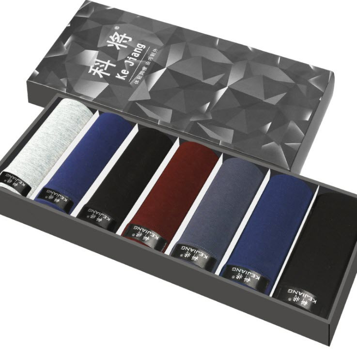 Набір різнокольорових чоловічих трусів в коробці