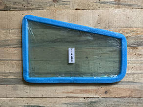 Скло дверей (форточка) Komatsu-11 20Y-53-12840 Ліві двері, верхнє праве скло