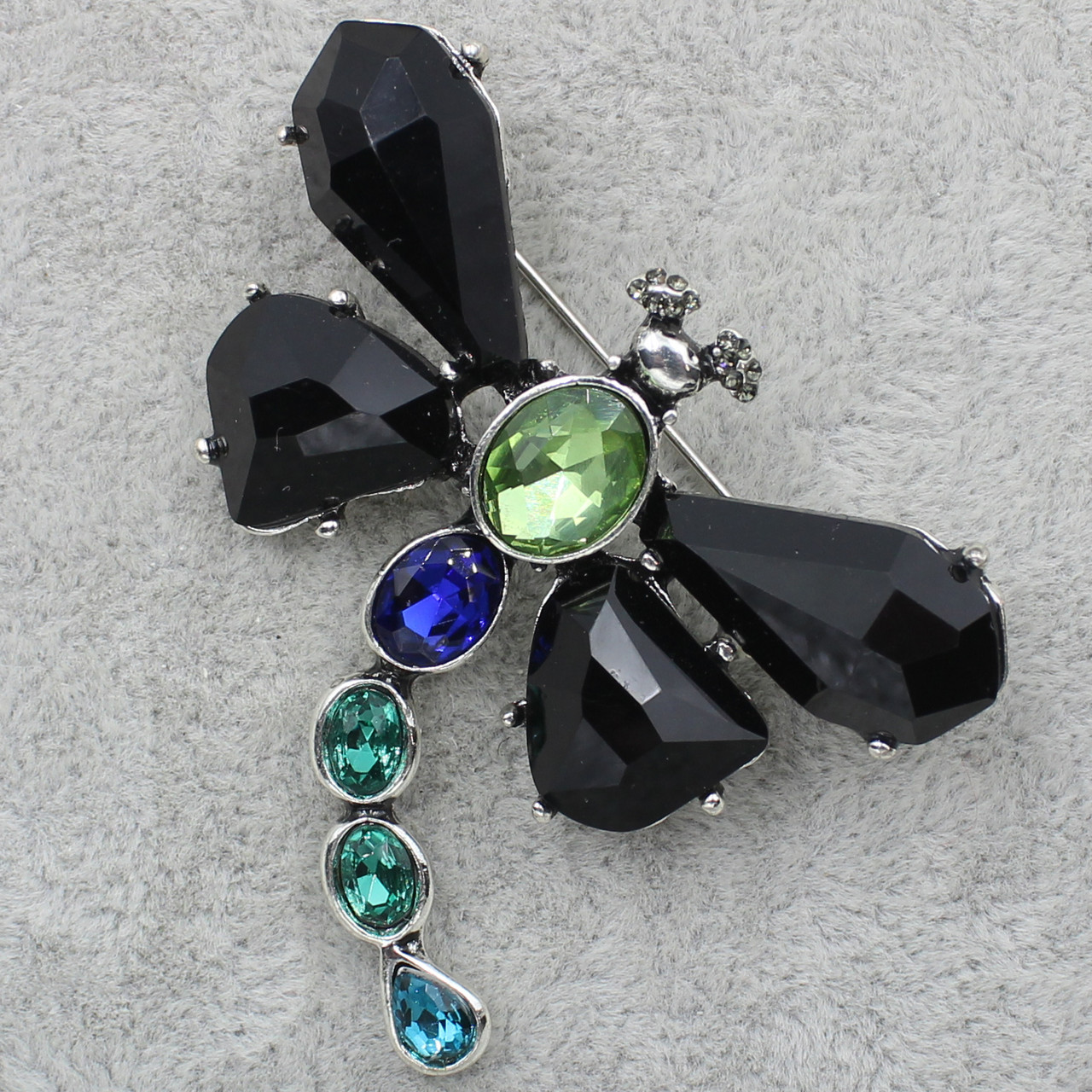 Брошка металева на сріблястій основі з різнобарвними кристалами розмір виробу 5 х 4,5 см