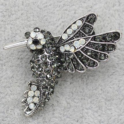 Брошка металева на сріблястій основі колібрі з різнобарвними кристалами розмір виробу 35х30 мм, фото 1