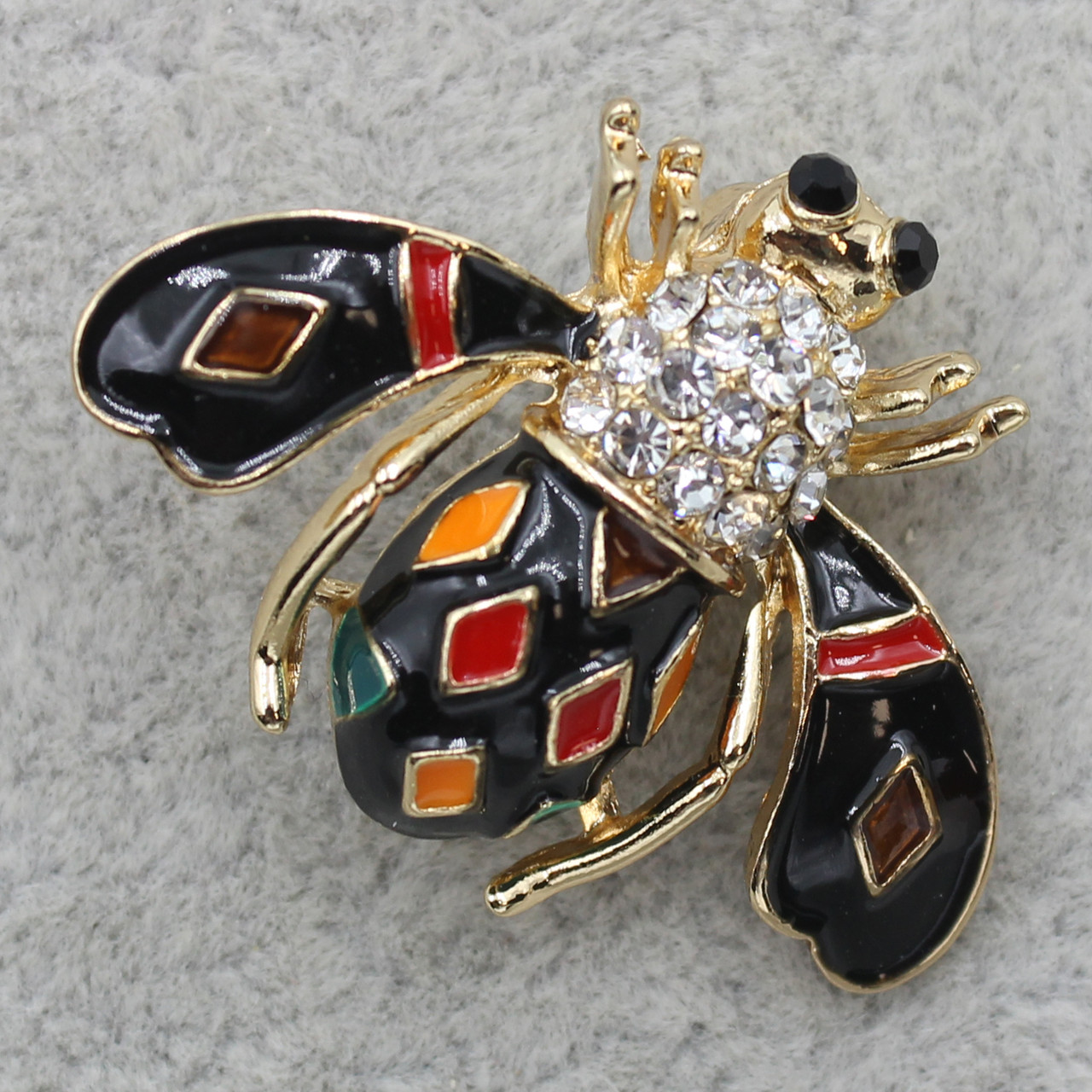 Брошка Шміль із чорною емаллю з різнобарвним камінням і стразами золотистого кольору розмір виробу 35х26 мм