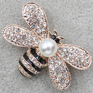 Брошка металева лимонна бджола з кришталевими камінчиками та перлиною розмір виробу 35х40 мм