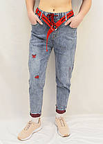 Джинси МОМ з яскравим ременем Розмір 27, Сірий джинс, Бордовий пояс, фото 3