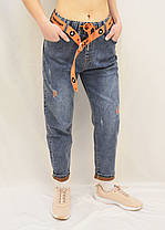 Джинси МОМ з яскравим ременем Розмір 27, Сірий джинс, Бордовий пояс, фото 2