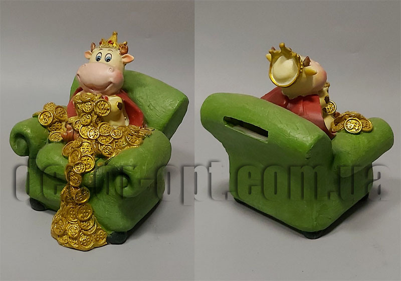 Корівка в зеленому кріслі з монетами 13х10х10смсм