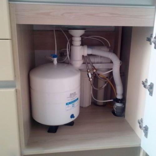 Фото питного фільтра зворотного осмосу Зображення системи зворотного осмосу для пиття