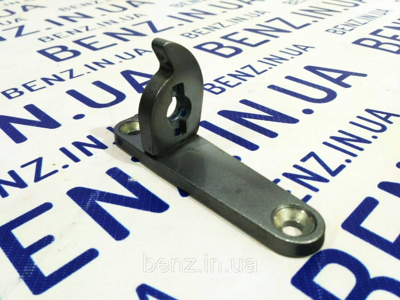 Петля двері задніх лівих знизу Mercedes W204, S204, W212 A2047301237