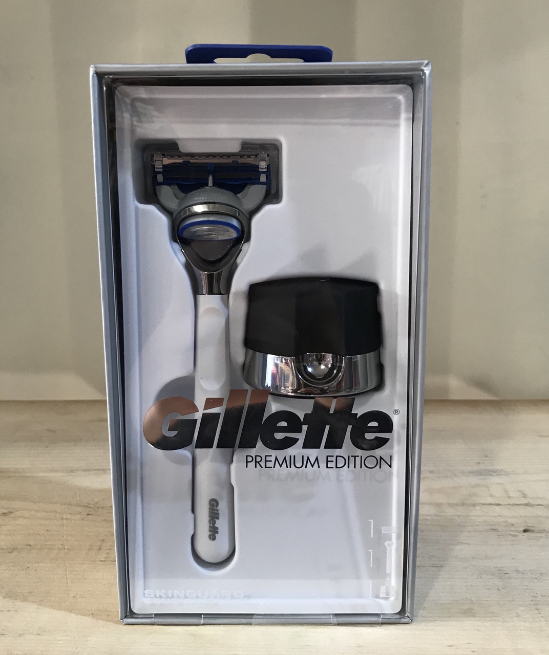 Набор Gillette из Skinguard Белый Премиум мужская бритва + Держатель ...