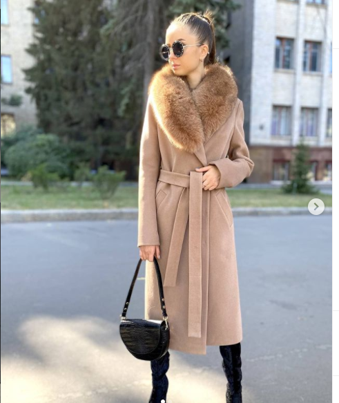 Довге тепле зимове пальто з хутряним коміром