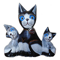 Дерев'яна статуетка сім'я котів моноліт