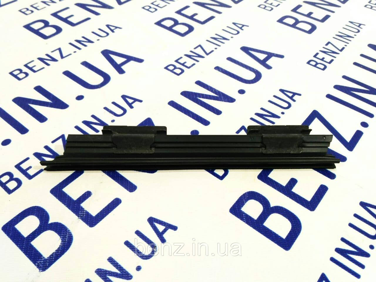 Ущільнювач вікна кватирки задніх правих дверей Mercedes W204, S204 A2047300624