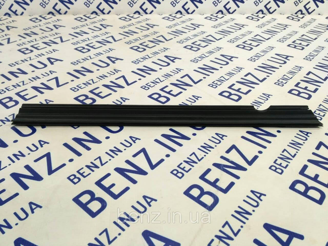 Ущільнювач вікна задніх правих дверей Mercedes W204, S204 A2047350465