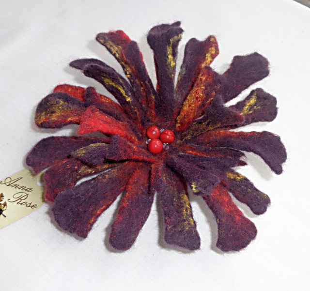 Повстяна брошка квітка ручної роботи колір сливи "Осіння Пурпурова Хризантема"-купити-в інтернет-магазині AnnaRose