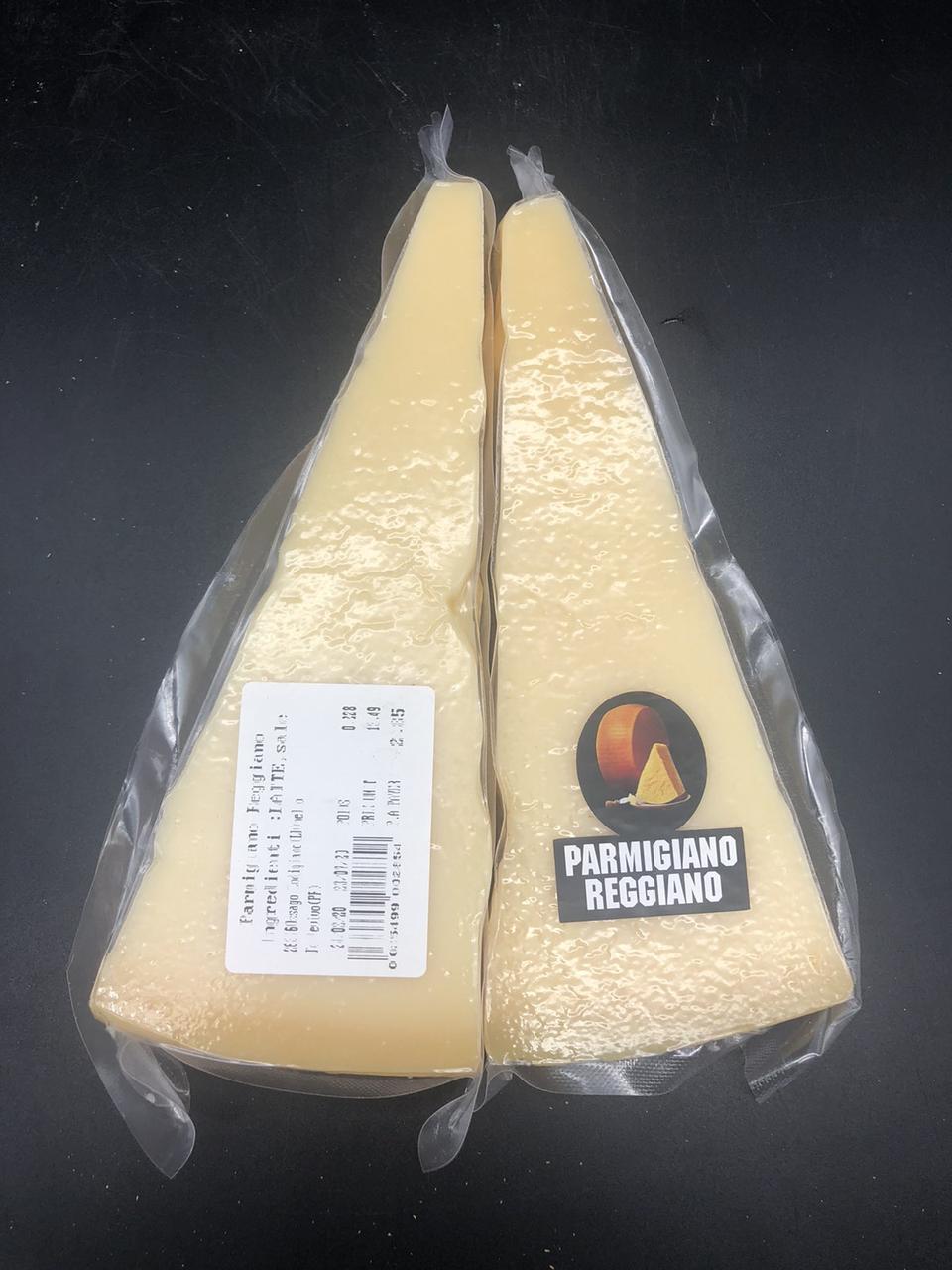 Сир Parmigagiano Reggiano ціна за 1 кг