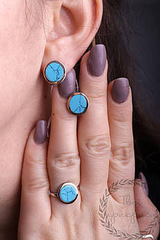 Срібне кільце з натуральним бурштином.