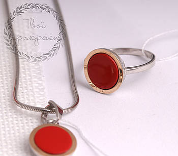 Срібне кільце з натуральним бурштином.