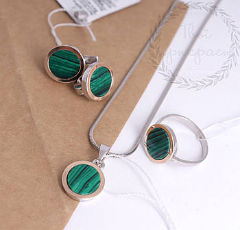 Срібна каблучка із золотом і натуральним малахітом.