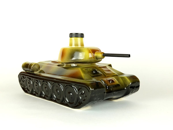 Танк — подарункова пляшка у формі танка в комплекті з рюмками