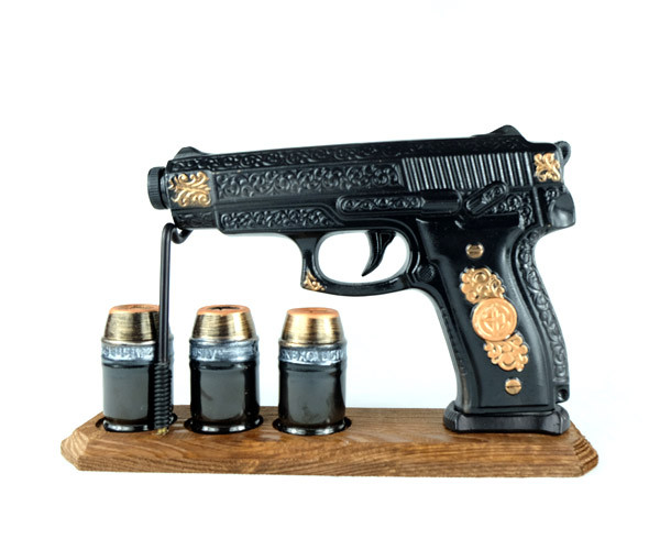 Пістолет Беретта на дерев'яній підставці чорна - подарунковий набір для спиртного