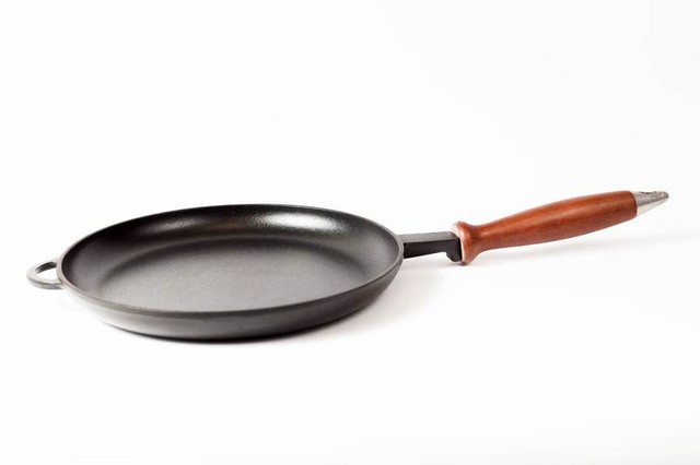 Сковорода чугунная (блинница) эмалированная, с деревянной ручкой, d=220мм, h=20мм.Матово-чёрная - фото 2 - id-p16098321
