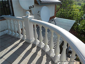 В этом проекте использовалась балюстрада с балясиной B0, созданная по технологии мрамор из бетона. Она не требует дополнительной покраски и шпаклевки. Срок службы более 25 лет под открытым небом.