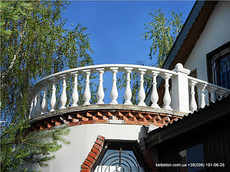 В этом проекте использовалась балюстрада с балясиной B0, созданная по технологии мрамор из бетона. Она не требует дополнительной покраски и шпаклевки. Срок службы более 25 лет под открытым небом.