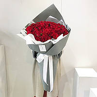 101 красная роза в серой дизайнерской упаковке
