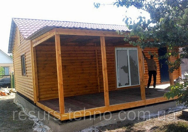 Каркасний будинок 9 м х 6 м із блокхауса з терасою
