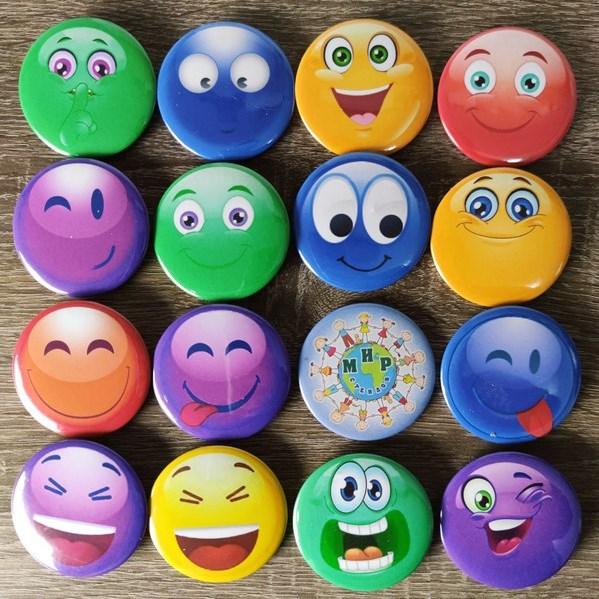 Значки Смайлики різнокольорові