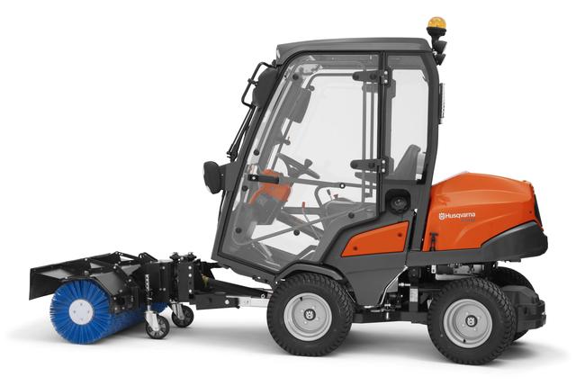 Професійний райдер-газонокосарка Husqvarna для комунальних служб зі щіткою Професійний райдер-газонокосарка Husqvarna для комунальних служб зі щіткою