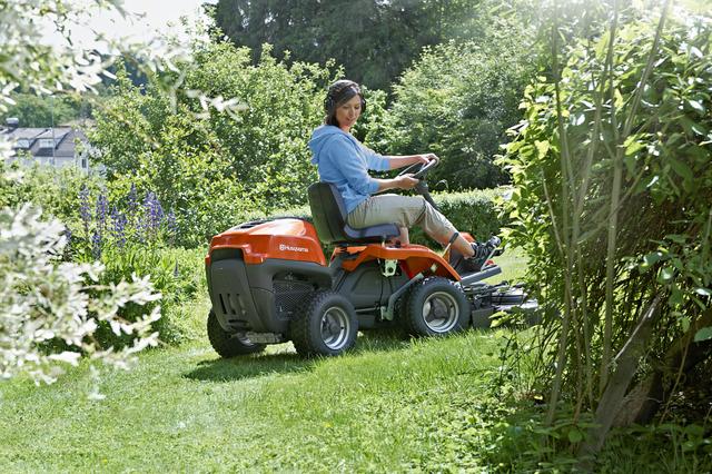 Райдер Husqvarna у невеличкому садочку