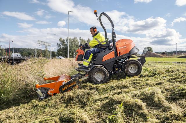 Райдер газонокосарка садовий Husqvarna косить густі зарості з порослю чагарника Райдер газонокосарка садовий Husqvarna косить густі зарості з порослю чагарника