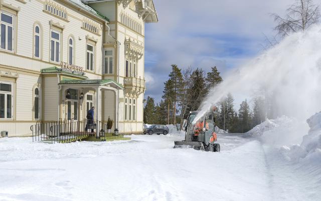 Прибирання снігу садовим райдером газонокосаркою Husqvarna Прибирання снігу садовим райдером газонокосаркою Husqvarna