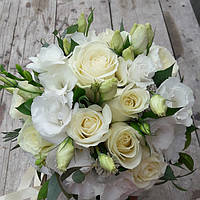 Весільний букет із білих троянд та еустоми
