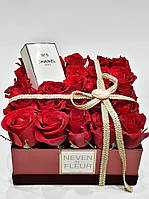 Коробка 25 красных роз с парфюмированной водой "Chanel №5"