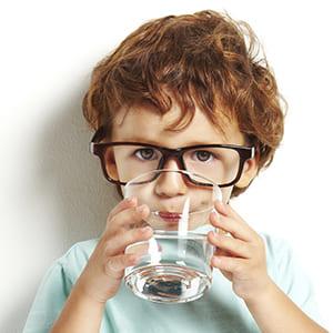 Фотография мальчика, который пьёт воду Изображение мальчика, который пьёт воду