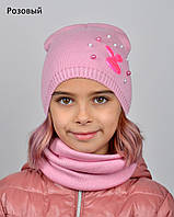 Розовая шапка тонкой вязки для девочки с блестящей голограммой и бусинами
