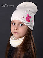 Молочная Стильная шапка тонкой вязки для девочки с блестящей голограммой и бусинами