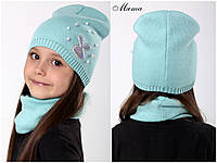 Мятная Стильная шапка тонкой вязки для девочки с блестящей голограммой и бусинами