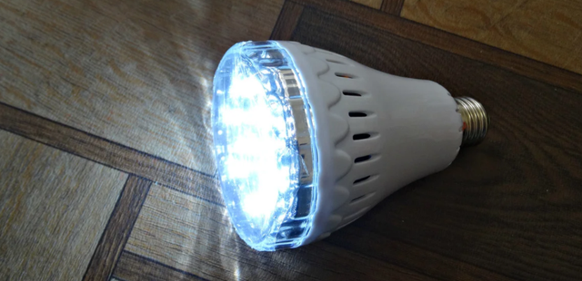 Фонарь лампа светодиодная YJ 718-2, 7 LED , Е27. с пультом