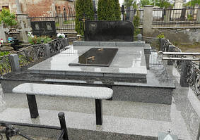 Гранітний пам'ятник пам'ять на трьох.