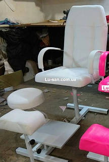 Бежевий педикюрний комплект -  крісло з підставкою для ніг і стільцем для майстра.