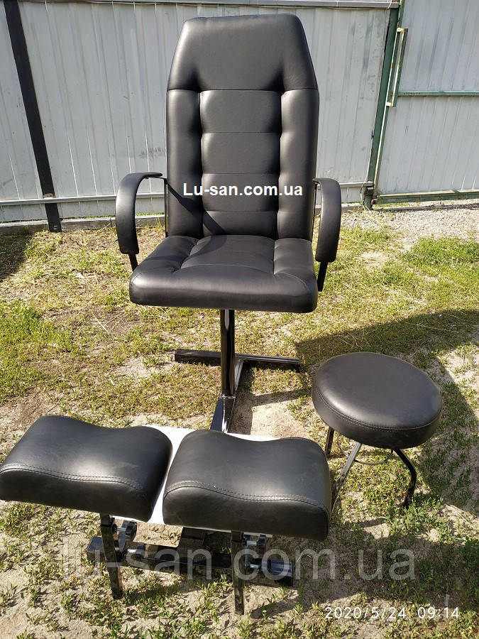 Чорне крісло для педикюру з двома підставками для ніг і стільцем для майстра