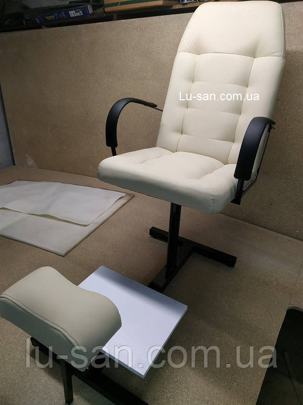 Біле крісло для педикюру з 2ма підставками для ніг