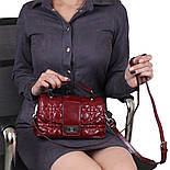 Жіноча шкіряна бордова стильна сумка з декоративними швами на блискавці та клапан на застібці, фото 5