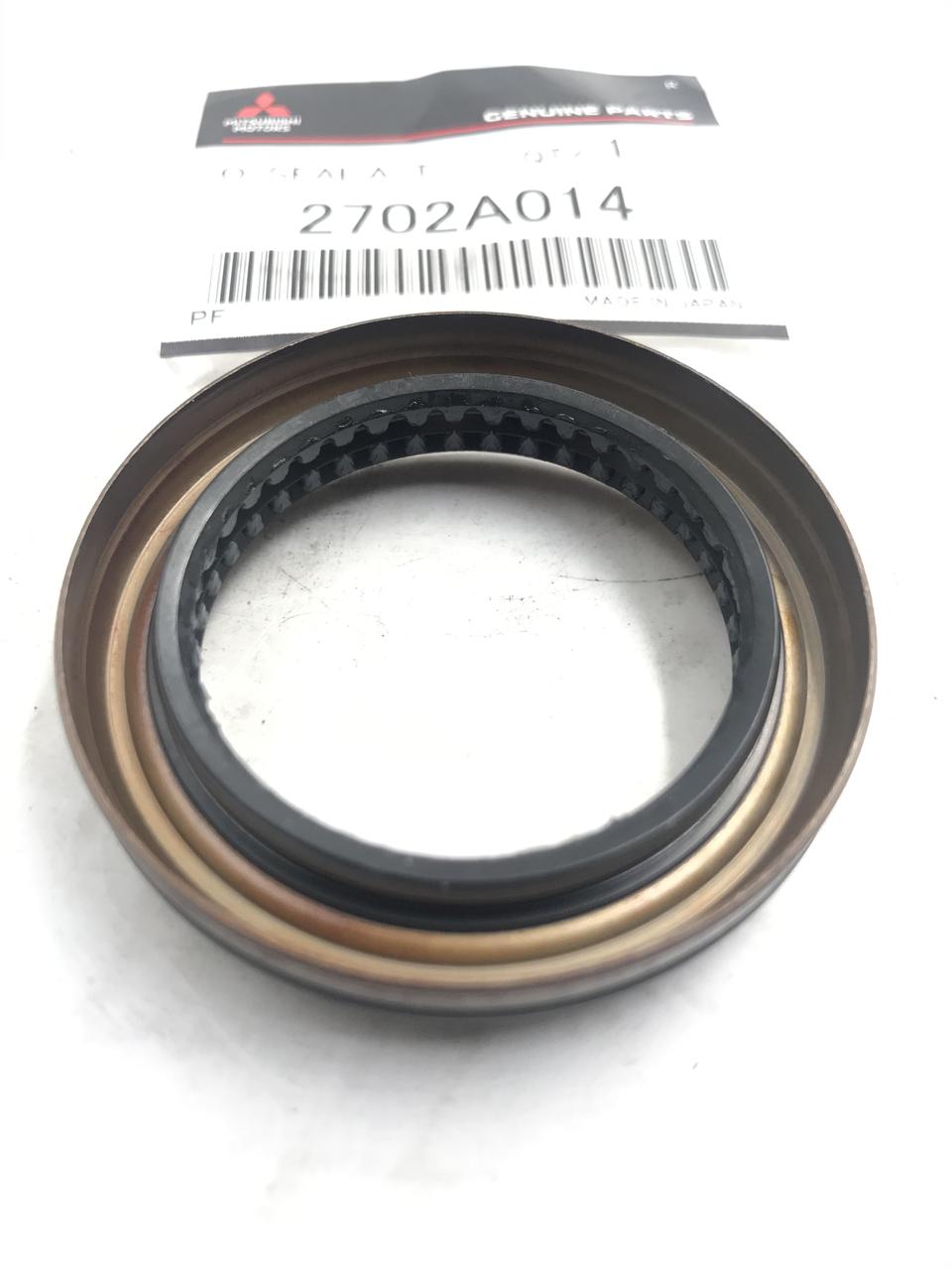 Оригінальний сальник піввісі переднього мосту 2702A014 LANCER Ланцер, Аутлендер