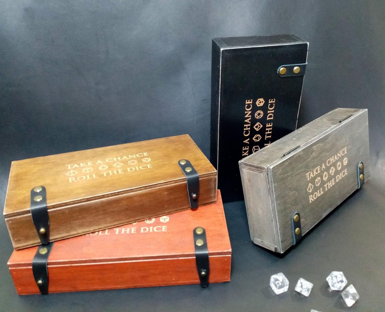 Дерев'яна подарункова коробка для гри в кості "Dice box" з гравіюванням