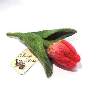 Повстяна брошка квітка ручної роботи "Червоний тюльпан"