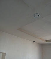 Клапан для отвода воздуха в кухне в потолке  (естественный канал вентиляции для вентиляции кухни).